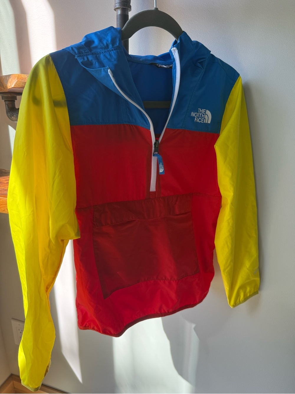 The North Face Kids Youth Colorblock Windwall breaker Jacket - Red/Blue/Yellow M